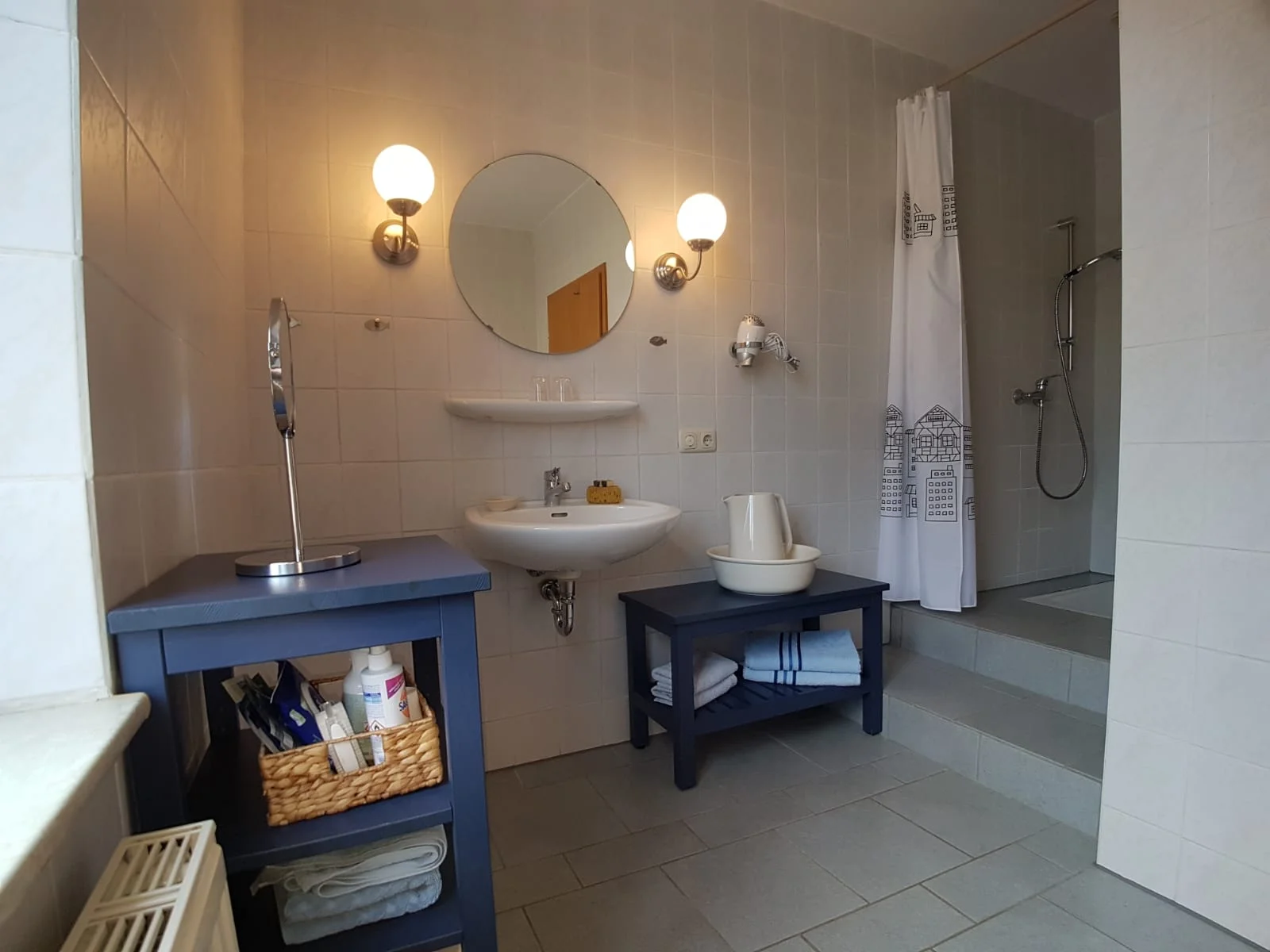 Bad der Erdgeschosswohnung mit Dusche, Originalwaschschüssel und Kanne