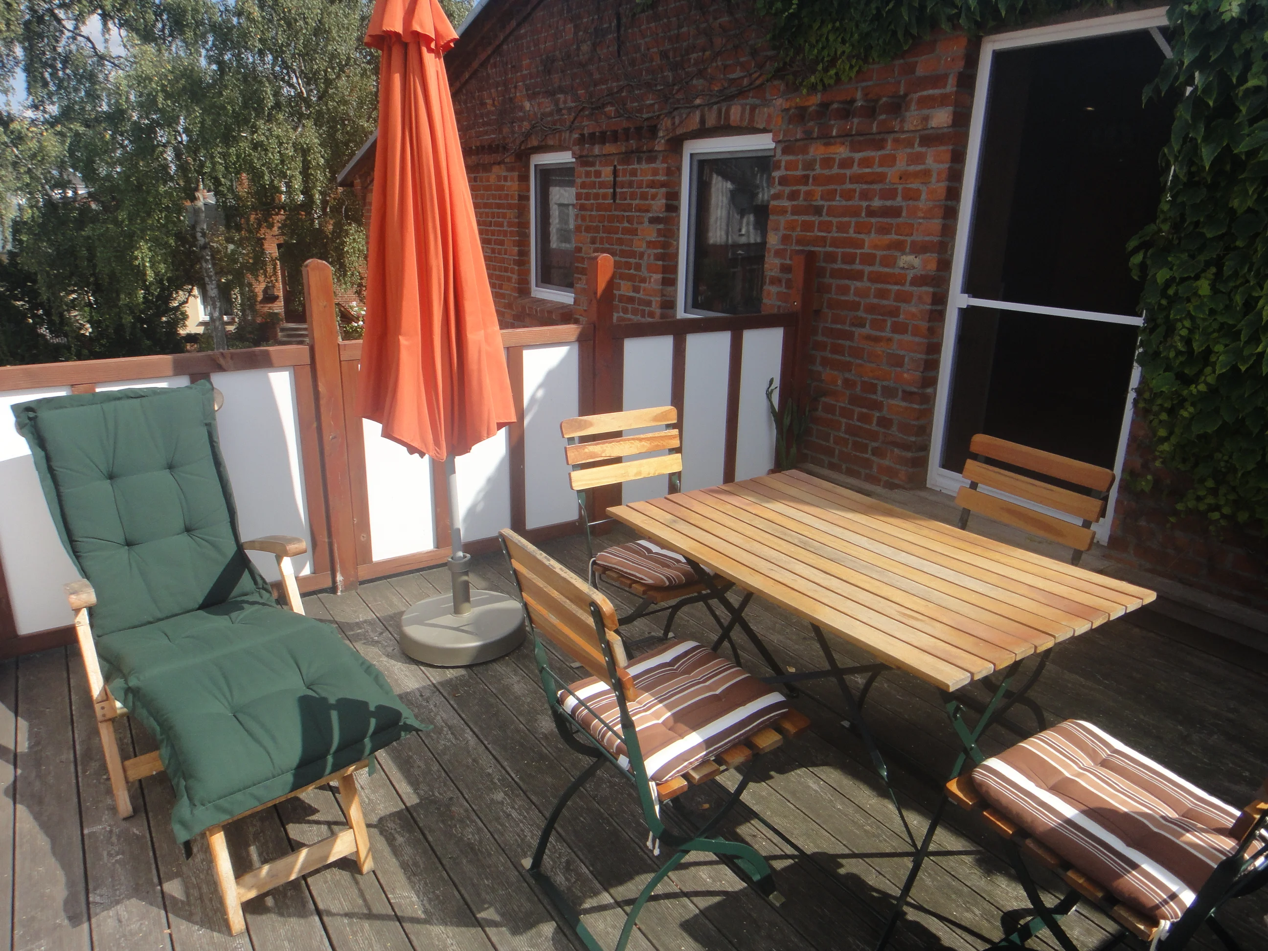 Dachterrasse der Obergeschosswohnung — 4 × 4 m Backsteinfläche mit Blick über den Hof