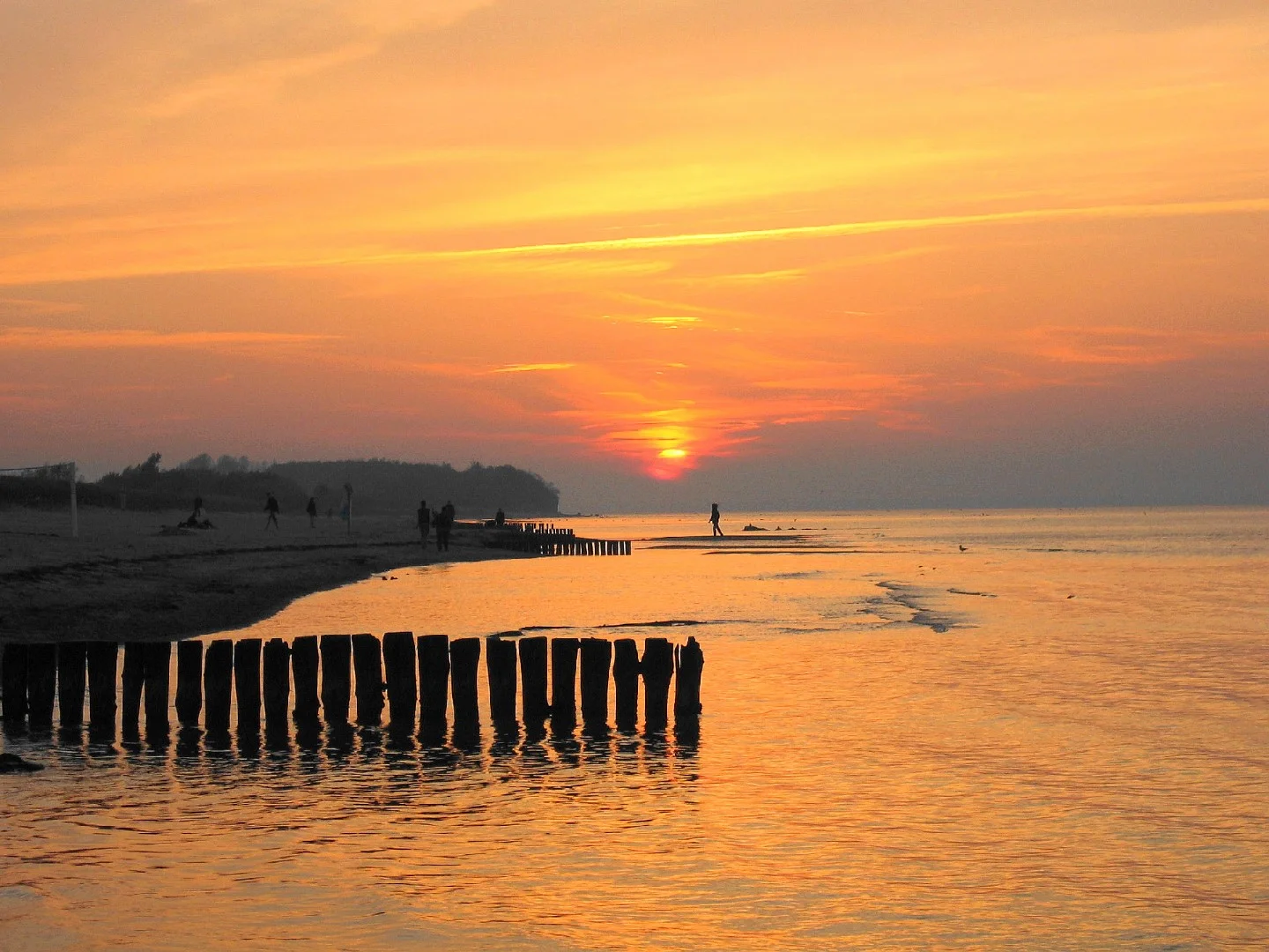 Sonnenuntergang über der Ostsee mit Buhnen vor der Küste der Insel Poel