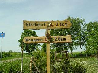 Hölzerner Wegweiser auf einem Inselweg