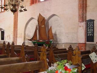 Fischerkirche mit altem Schiffsmodell