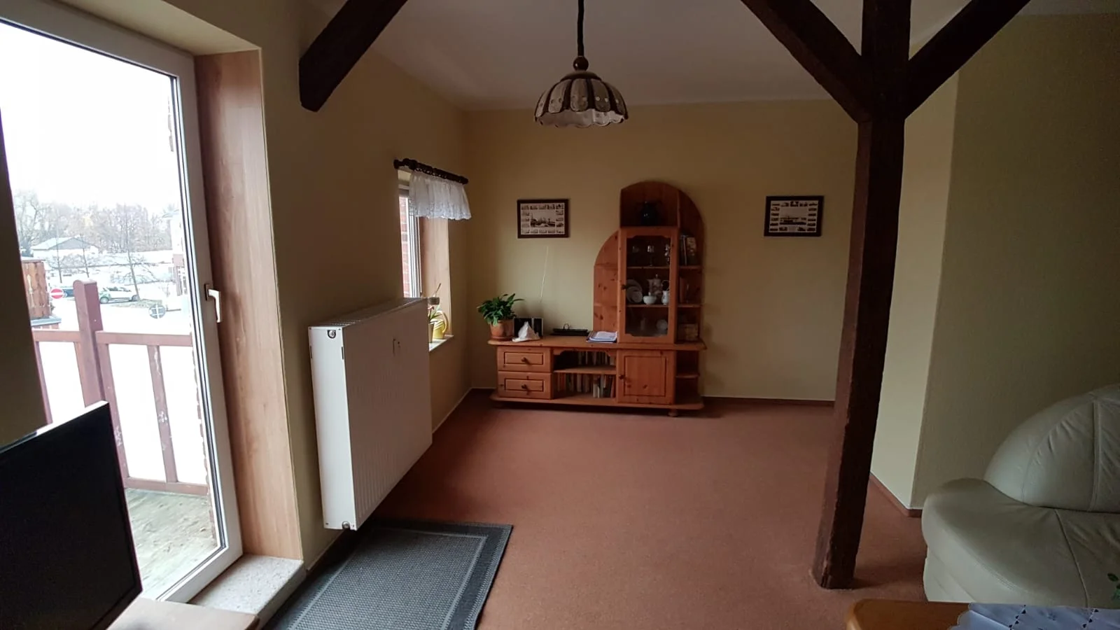 Wohnzimmer der Obergeschosswohnung — Aufnahme der Couch und mehrere Blickwinkel auf die Stube mit alten Holzbalken — Aufnahme 2 von 3