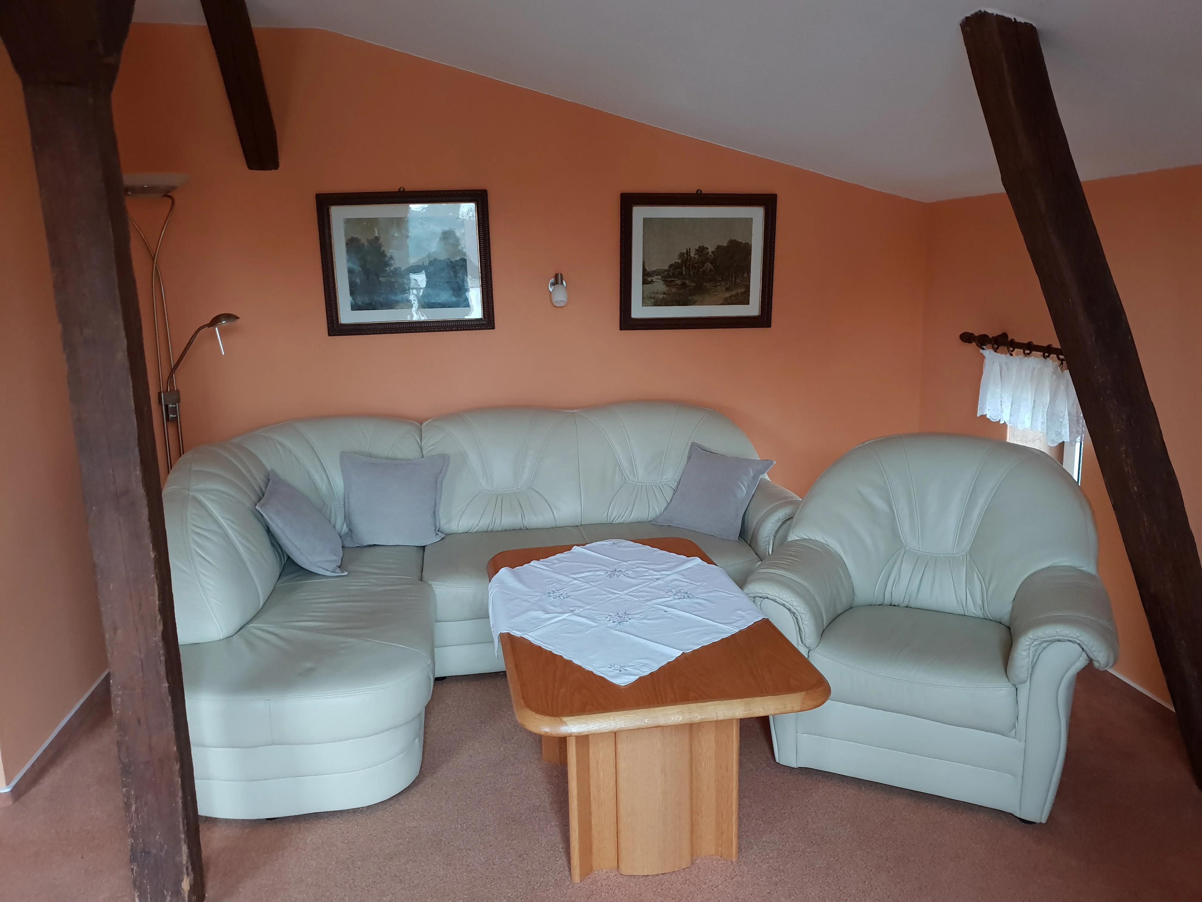 Wohnzimmer der Obergeschosswohnung — Aufnahme der Couch und mehrere Blickwinkel auf die Stube mit alten Holzbalken — Aufnahme 3 von 3